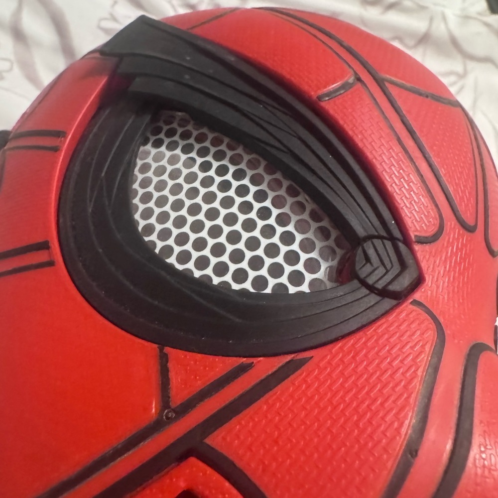 Set of 2 Spider-Man Masks from Hasbro, Red w/ moving features & Black w/ sounds - Picture 5 of 11